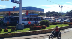 ESTACIONES DE COMBUSTIBLE SE MANTIENEN DIARIAMENTE CON LARGAS COLAS POR LA ESCASEZ DE GASOLINA