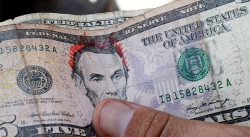 OLIVEROS A COMERCIANTES: ES UN SINSENTIDO NO ACEPTAR LOS DÓLARES RAYADOS O ROTOS