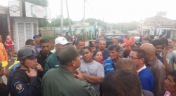 Después de 3 días en cola los conductores molestos protestaron ante la falta de combustible