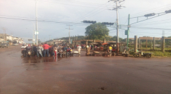 Amazonenses trancaron la av. Orinoco con carretillas y bombonas