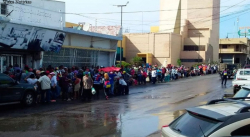 VENEZOLANOS HACEN KILOMÉTRICAS COLAS EN COMERCIOS QUE ACEPTAN PETROS