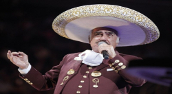 Se viraliza foto de Vicente Fernández besando en la boca a una joven